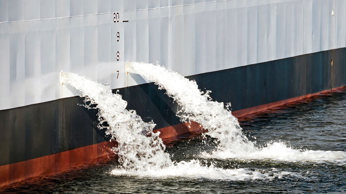 Вода судно